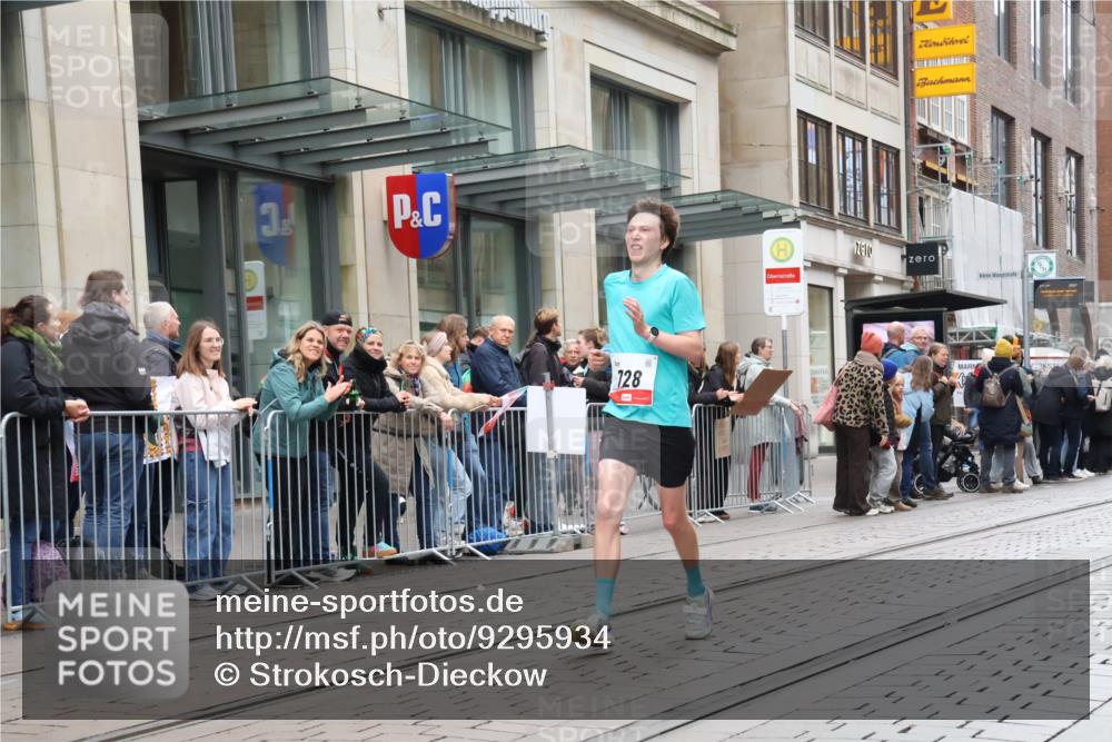 05.10.2025 - 20. swb-Marathon Bremen Strokosch-Dieckow http://msf.ph/oto/9295934 05.10.2025 12:56:11 Ziel 221, 728, 1005, 2135, 2670, 2801, 4984, 7274, 7587, 221, 728, 1005, 2135, 2670, 2801, 4984, 7274, 7587 meine-sportfotos.de