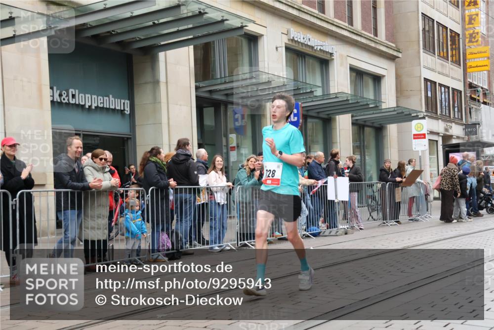 05.10.2025 - 20. swb-Marathon Bremen Strokosch-Dieckow http://msf.ph/oto/9295943 05.10.2025 12:56:11 Ziel 221, 728, 1005, 2135, 2670, 2801, 4984, 7274, 7587, 221, 728, 1005, 2135, 2670, 2801, 4984, 7274, 7587 meine-sportfotos.de