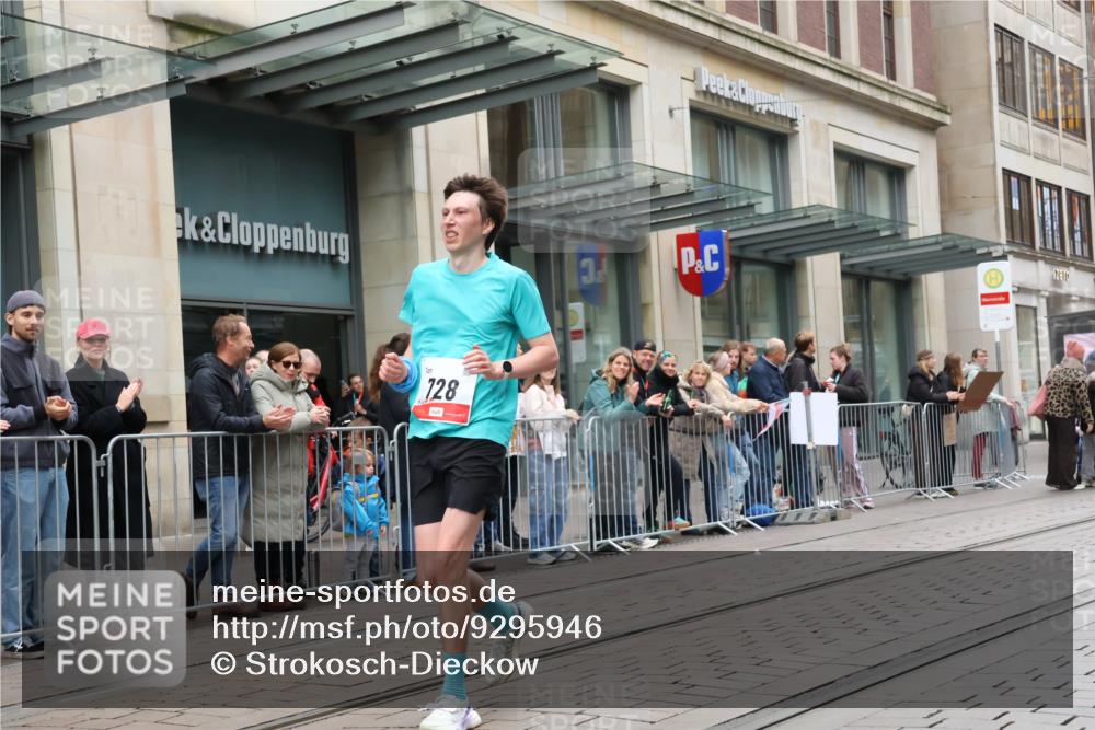 05.10.2025 - 20. swb-Marathon Bremen Strokosch-Dieckow http://msf.ph/oto/9295946 05.10.2025 12:56:12 Ziel 221, 728, 1005, 2135, 2670, 2801, 4984, 7274, 7587, 221, 728, 1005, 2135, 2670, 2801, 4984, 7274, 7587 meine-sportfotos.de