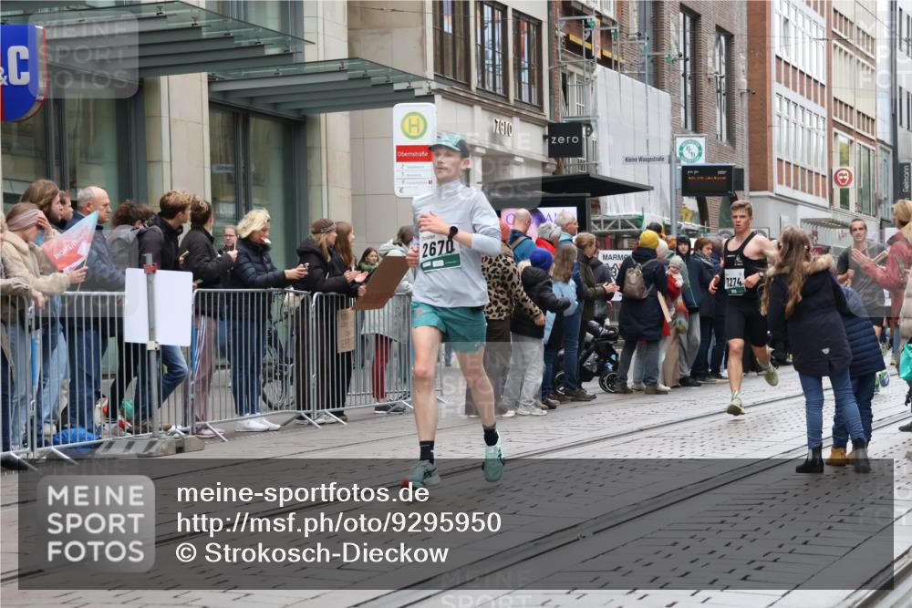 05.10.2025 - 20. swb-Marathon Bremen Strokosch-Dieckow http://msf.ph/oto/9295950 05.10.2025 12:56:23 Ziel 1005, 1925, 2670, 2801, 4984, 7274, 7587, 1005, 1925, 2670, 2801, 4984, 7274, 7587 meine-sportfotos.de