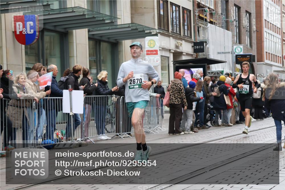 05.10.2025 - 20. swb-Marathon Bremen Strokosch-Dieckow http://msf.ph/oto/9295954 05.10.2025 12:56:23 Ziel 1005, 1925, 2670, 2801, 4984, 7274, 7587, 1005, 1925, 2670, 2801, 4984, 7274, 7587 meine-sportfotos.de
