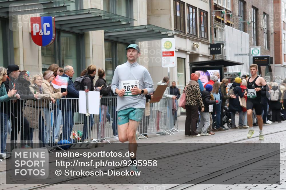 05.10.2025 - 20. swb-Marathon Bremen Strokosch-Dieckow http://msf.ph/oto/9295958 05.10.2025 12:56:23 Ziel 1005, 1925, 2670, 2801, 4984, 7274, 7587, 1005, 1925, 2670, 2801, 4984, 7274, 7587 meine-sportfotos.de