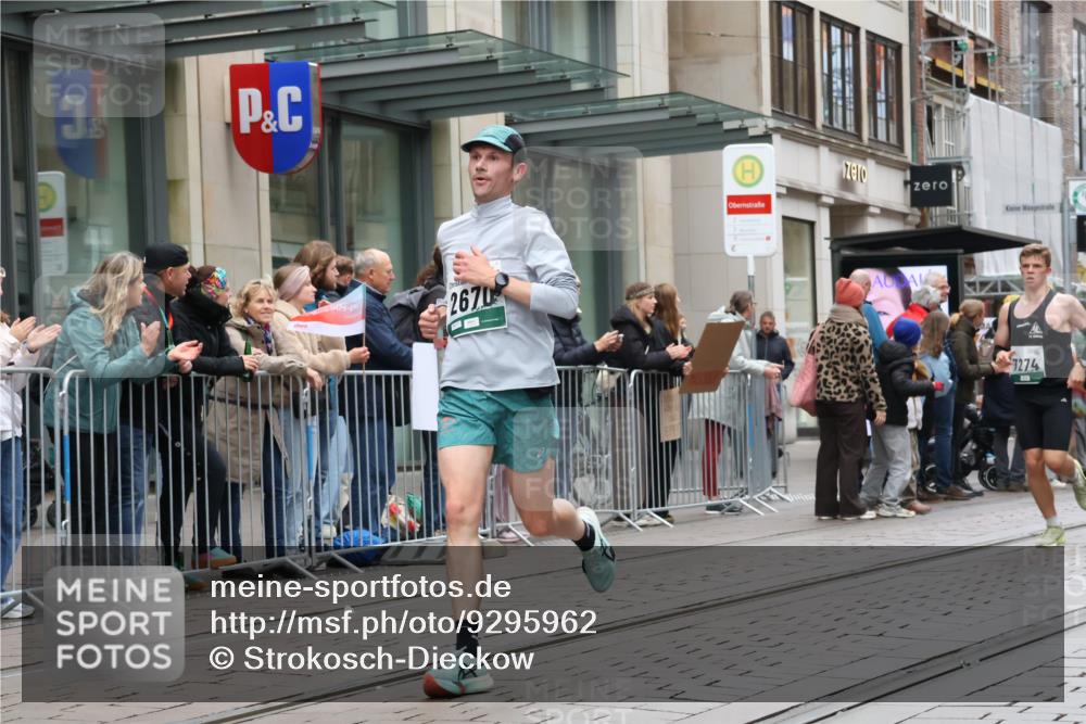 05.10.2025 - 20. swb-Marathon Bremen Strokosch-Dieckow http://msf.ph/oto/9295962 05.10.2025 12:56:24 Ziel 1005, 1925, 2670, 2801, 4984, 7274, 7587, 1005, 1925, 2670, 2801, 4984, 7274, 7587 meine-sportfotos.de
