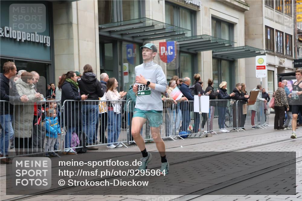 05.10.2025 - 20. swb-Marathon Bremen Strokosch-Dieckow http://msf.ph/oto/9295964 05.10.2025 12:56:24 Ziel 1005, 1925, 2670, 2801, 4984, 7274, 7587, 1005, 1925, 2670, 2801, 4984, 7274, 7587 meine-sportfotos.de