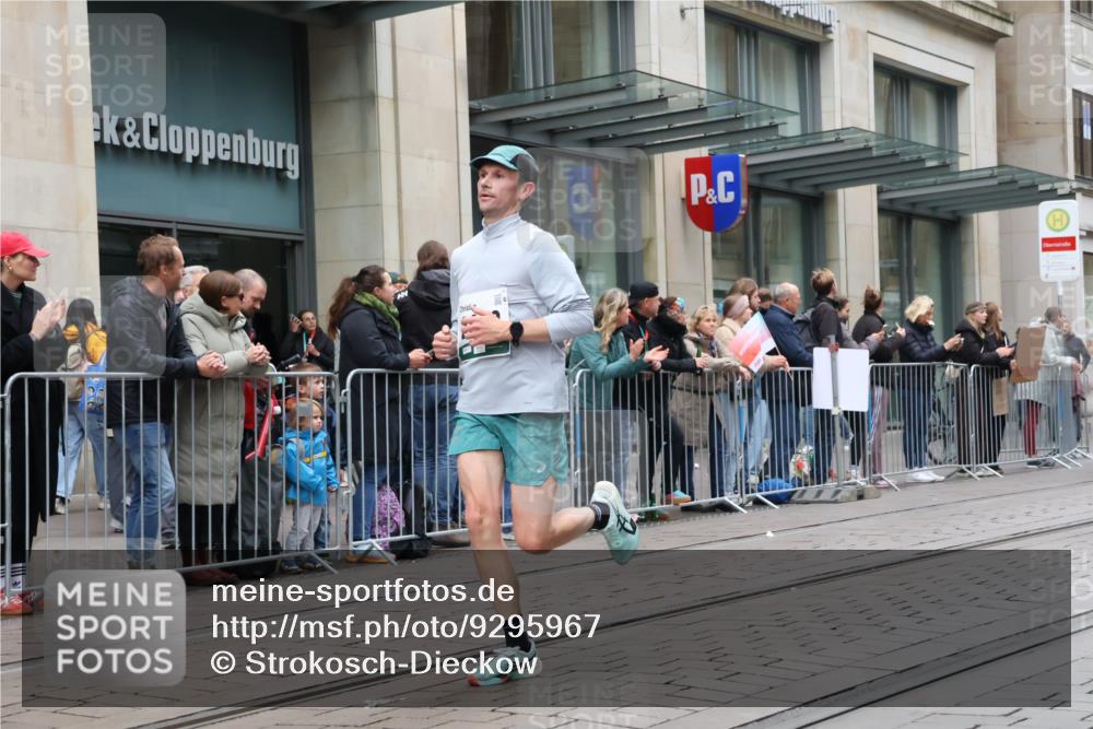 05.10.2025 - 20. swb-Marathon Bremen Strokosch-Dieckow http://msf.ph/oto/9295967 05.10.2025 12:56:24 Ziel 1005, 1925, 2670, 2801, 4984, 7274, 7587, 1005, 1925, 2670, 2801, 4984, 7274, 7587 meine-sportfotos.de