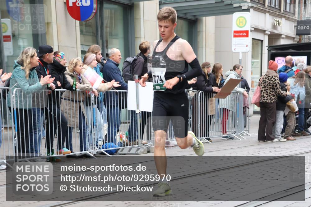 05.10.2025 - 20. swb-Marathon Bremen Strokosch-Dieckow http://msf.ph/oto/9295970 05.10.2025 12:56:26 Ziel 436, 1005, 1925, 2670, 2801, 4984, 7274, 7587, 436, 1005, 1925, 2670, 2801, 4984, 7274, 7587 meine-sportfotos.de
