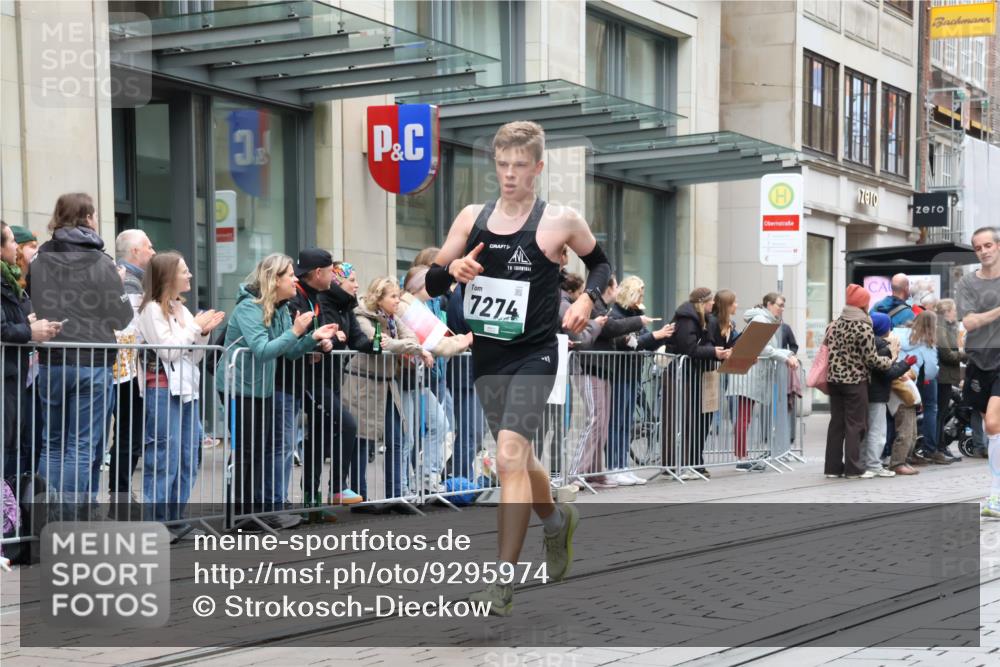05.10.2025 - 20. swb-Marathon Bremen Strokosch-Dieckow http://msf.ph/oto/9295974 05.10.2025 12:56:26 Ziel 436, 1005, 1925, 2670, 2801, 4984, 7274, 7587, 436, 1005, 1925, 2670, 2801, 4984, 7274, 7587 meine-sportfotos.de