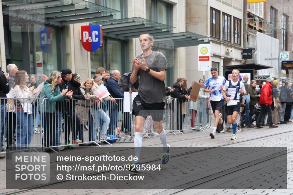 05.10.2025 - 20. swb-Marathon Bremen Strokosch-Dieckow http://msf.ph/oto/9295984 05.10.2025 12:56:28 Ziel 193, 436, 1005, 1925, 2670, 2801, 4984, 7274, 7587, 193, 436, 1005, 1925, 2670, 2801, 4984, 7274, 7587 meine-sportfotos.de