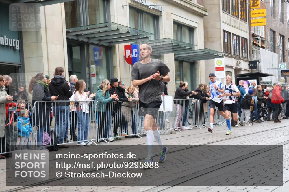 05.10.2025 - 20. swb-Marathon Bremen Strokosch-Dieckow http://msf.ph/oto/9295988 05.10.2025 12:56:28 Ziel 193, 436, 1005, 1925, 2670, 2801, 4984, 7274, 7587, 193, 436, 1005, 1925, 2670, 2801, 4984, 7274, 7587 meine-sportfotos.de