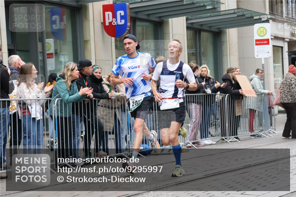05.10.2025 - 20. swb-Marathon Bremen Strokosch-Dieckow http://msf.ph/oto/9295997 05.10.2025 12:56:29 Ziel 193, 436, 1005, 1925, 2670, 2801, 4984, 7274, 7587, 193, 436, 1005, 1925, 2670, 2801, 4984, 7274, 7587 meine-sportfotos.de