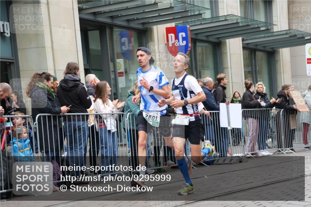 05.10.2025 - 20. swb-Marathon Bremen Strokosch-Dieckow http://msf.ph/oto/9295999 05.10.2025 12:56:29 Ziel 193, 436, 1005, 1925, 2670, 2801, 4984, 7274, 7587, 193, 436, 1005, 1925, 2670, 2801, 4984, 7274, 7587 meine-sportfotos.de