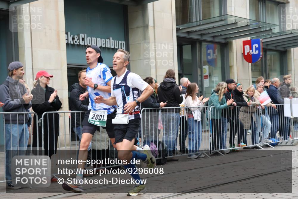 05.10.2025 - 20. swb-Marathon Bremen Strokosch-Dieckow http://msf.ph/oto/9296008 05.10.2025 12:56:30 Ziel 193, 436, 1005, 1901, 1925, 2670, 2801, 4984, 7274, 7587, 193, 436, 1005, 1901, 1925, 2670, 2801, 4984, 7274, 7587 meine-sportfotos.de