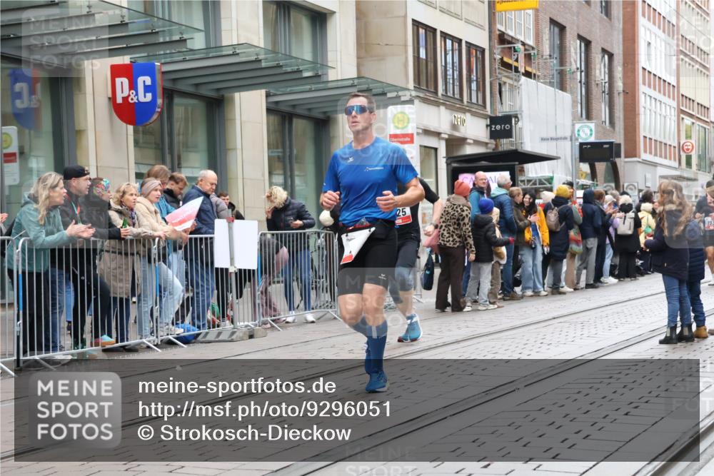 05.10.2025 - 20. swb-Marathon Bremen Strokosch-Dieckow http://msf.ph/oto/9296051 05.10.2025 12:56:45 Ziel 193, 436, 1801, 1901, 1925, 2497, 2743, 6566, 193, 436, 1801, 1901, 1925, 2497, 2743, 6566 meine-sportfotos.de