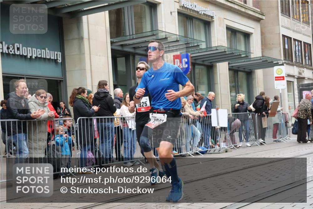 05.10.2025 - 20. swb-Marathon Bremen Strokosch-Dieckow http://msf.ph/oto/9296064 05.10.2025 12:56:46 Ziel 193, 436, 1801, 1901, 2497, 2743, 6566, 193, 436, 1801, 1901, 2497, 2743, 6566 meine-sportfotos.de
