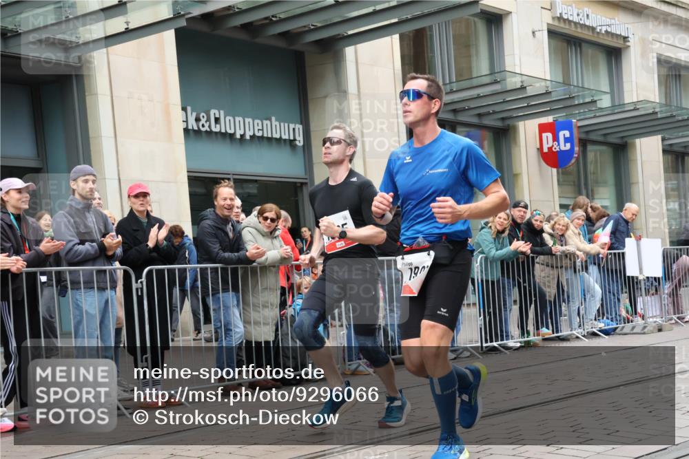 05.10.2025 - 20. swb-Marathon Bremen Strokosch-Dieckow http://msf.ph/oto/9296066 05.10.2025 12:56:46 Ziel 193, 436, 1801, 1901, 2497, 2743, 6566, 193, 436, 1801, 1901, 2497, 2743, 6566 meine-sportfotos.de