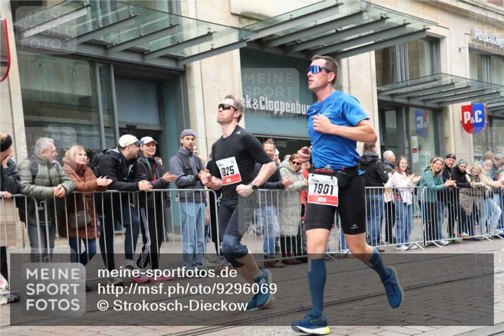 05.10.2025 - 20. swb-Marathon Bremen Strokosch-Dieckow http://msf.ph/oto/9296069 05.10.2025 12:56:46 Ziel 193, 436, 1801, 1901, 2497, 2743, 6566, 193, 436, 1801, 1901, 2497, 2743, 6566 meine-sportfotos.de