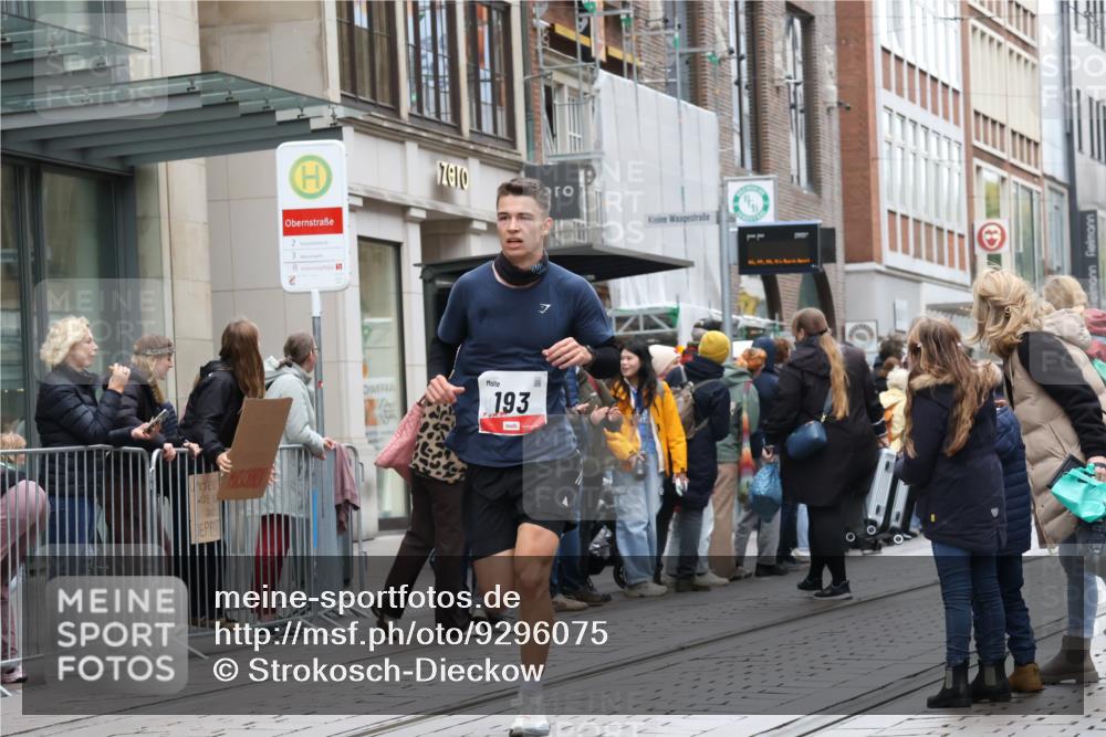 05.10.2025 - 20. swb-Marathon Bremen Strokosch-Dieckow http://msf.ph/oto/9296075 05.10.2025 12:56:48 Ziel 193, 436, 1212, 1801, 1901, 2497, 2743, 6566, 193, 436, 1212, 1801, 1901, 2497, 2743, 6566 meine-sportfotos.de