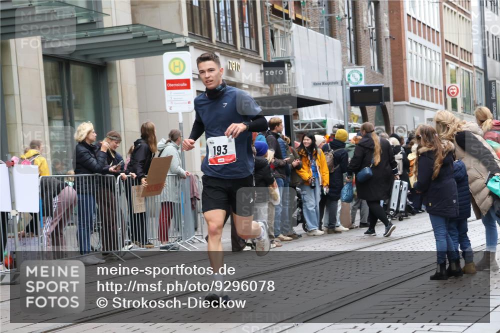 05.10.2025 - 20. swb-Marathon Bremen Strokosch-Dieckow http://msf.ph/oto/9296078 05.10.2025 12:56:48 Ziel 193, 436, 1212, 1801, 1901, 2497, 2743, 6566, 193, 436, 1212, 1801, 1901, 2497, 2743, 6566 meine-sportfotos.de