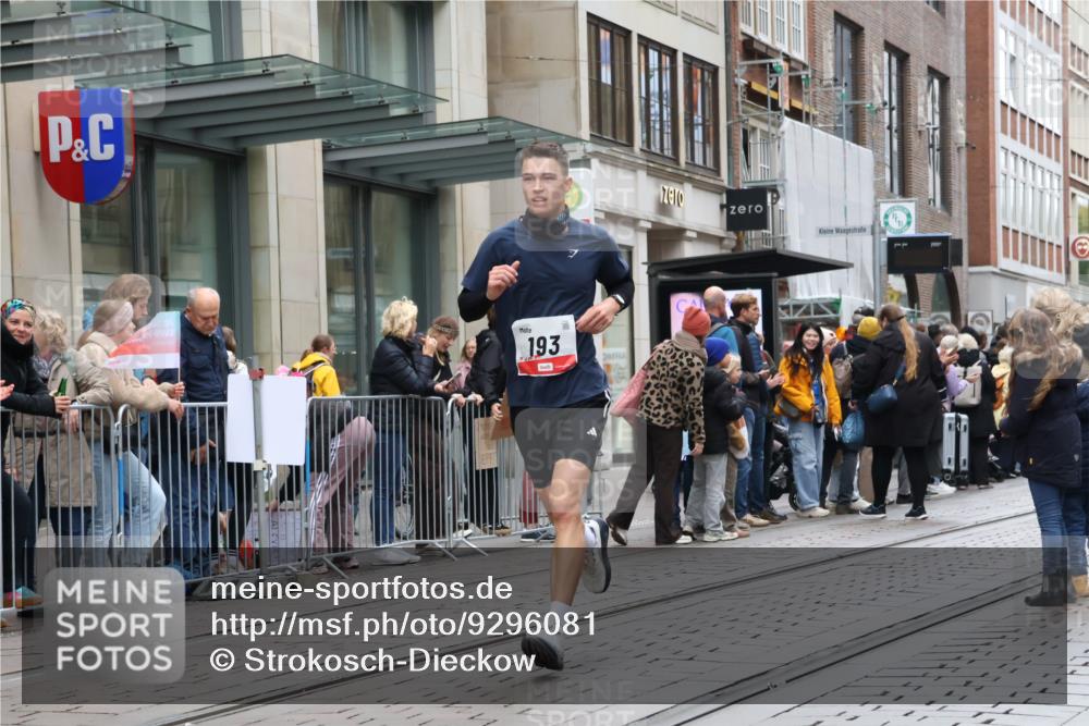 05.10.2025 - 20. swb-Marathon Bremen Strokosch-Dieckow http://msf.ph/oto/9296081 05.10.2025 12:56:49 Ziel 193, 436, 1212, 1801, 1901, 2497, 2743, 6566, 193, 436, 1212, 1801, 1901, 2497, 2743, 6566 meine-sportfotos.de