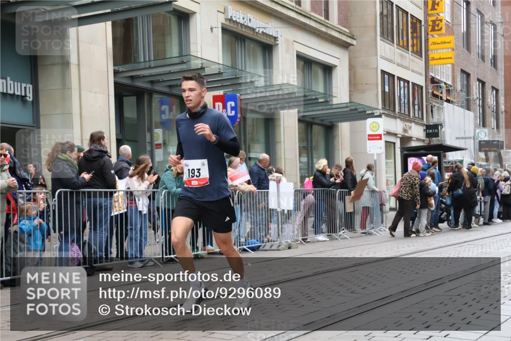 05.10.2025 - 20. swb-Marathon Bremen Strokosch-Dieckow http://msf.ph/oto/9296089 05.10.2025 12:56:50 Ziel 193, 436, 1212, 1801, 1901, 2497, 2743, 6566, 193, 436, 1212, 1801, 1901, 2497, 2743, 6566 meine-sportfotos.de