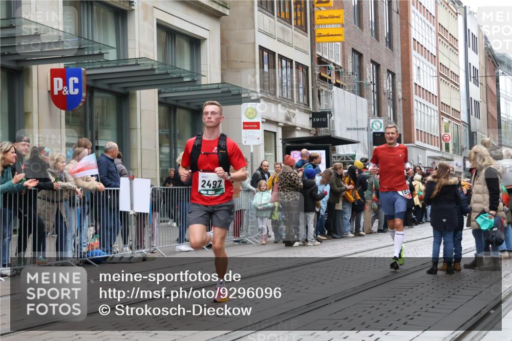 05.10.2025 - 20. swb-Marathon Bremen Strokosch-Dieckow http://msf.ph/oto/9296096 05.10.2025 12:56:56 Ziel 1212, 1801, 2497, 2683, 2743, 3817, 6566, 8211, 1212, 1801, 2497, 2683, 2743, 3817, 6566, 8211 meine-sportfotos.de