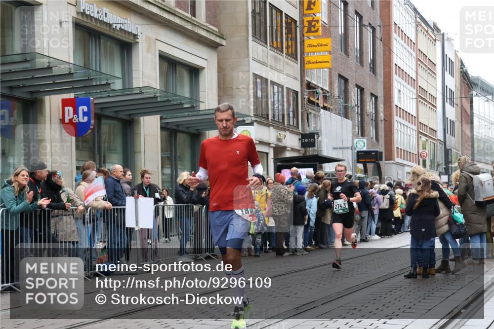 05.10.2025 - 20. swb-Marathon Bremen Strokosch-Dieckow http://msf.ph/oto/9296109 05.10.2025 12:56:58 Ziel 1212, 1801, 2497, 2683, 2743, 3817, 5028, 6566, 8211, 1212, 1801, 2497, 2683, 2743, 3817, 5028, 6566, 8211 meine-sportfotos.de