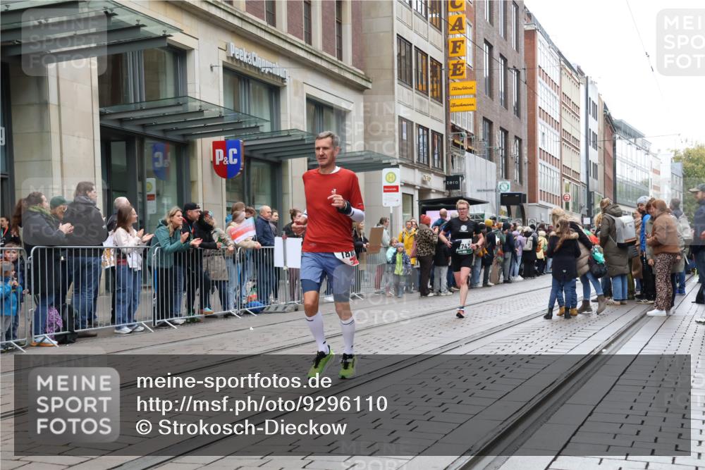 05.10.2025 - 20. swb-Marathon Bremen Strokosch-Dieckow http://msf.ph/oto/9296110 05.10.2025 12:56:59 Ziel 1212, 1801, 2497, 2683, 2743, 3817, 5028, 6566, 8211, 1212, 1801, 2497, 2683, 2743, 3817, 5028, 6566, 8211 meine-sportfotos.de