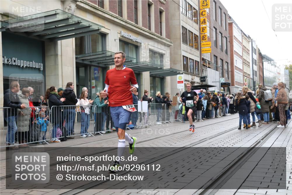 05.10.2025 - 20. swb-Marathon Bremen Strokosch-Dieckow http://msf.ph/oto/9296112 05.10.2025 12:56:59 Ziel 1212, 1801, 2497, 2683, 2743, 3817, 5028, 6566, 8211, 1212, 1801, 2497, 2683, 2743, 3817, 5028, 6566, 8211 meine-sportfotos.de