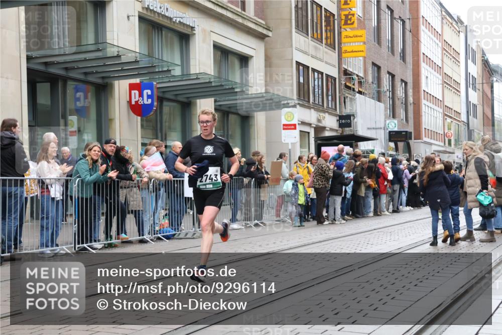 05.10.2025 - 20. swb-Marathon Bremen Strokosch-Dieckow http://msf.ph/oto/9296114 05.10.2025 12:57:00 Ziel 1212, 1801, 2497, 2683, 2743, 3817, 5028, 6566, 8211, 1212, 1801, 2497, 2683, 2743, 3817, 5028, 6566, 8211 meine-sportfotos.de