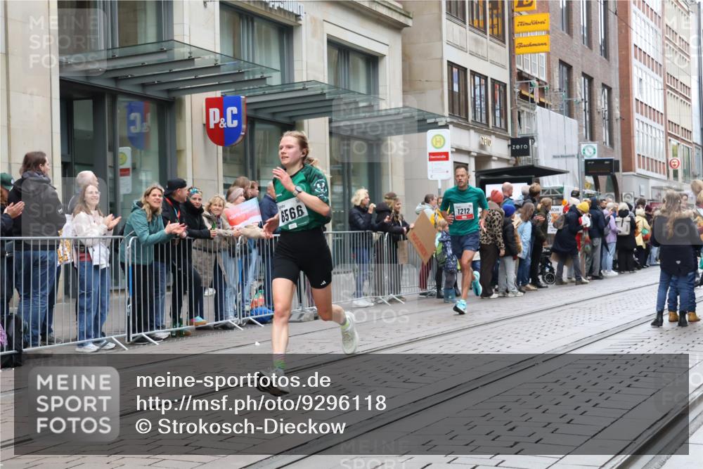 05.10.2025 - 20. swb-Marathon Bremen Strokosch-Dieckow http://msf.ph/oto/9296118 05.10.2025 12:57:03 Ziel 1212, 1801, 2683, 3817, 5028, 6566, 8211, 1212, 1801, 2683, 3817, 5028, 6566, 8211 meine-sportfotos.de