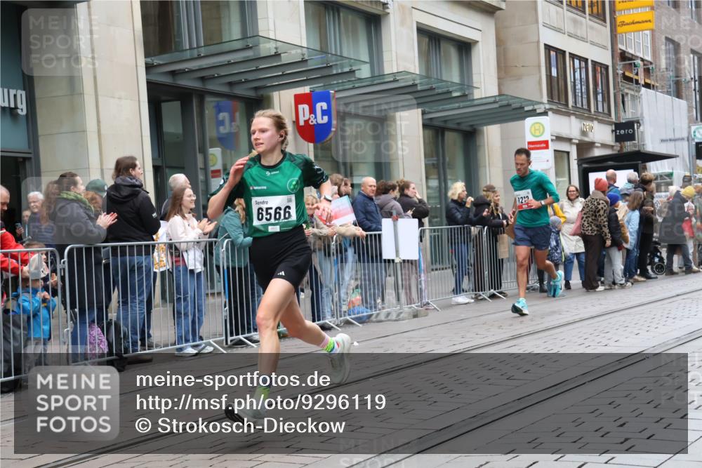 05.10.2025 - 20. swb-Marathon Bremen Strokosch-Dieckow http://msf.ph/oto/9296119 05.10.2025 12:57:03 Ziel 1212, 1801, 2683, 3817, 5028, 6566, 8211, 1212, 1801, 2683, 3817, 5028, 6566, 8211 meine-sportfotos.de