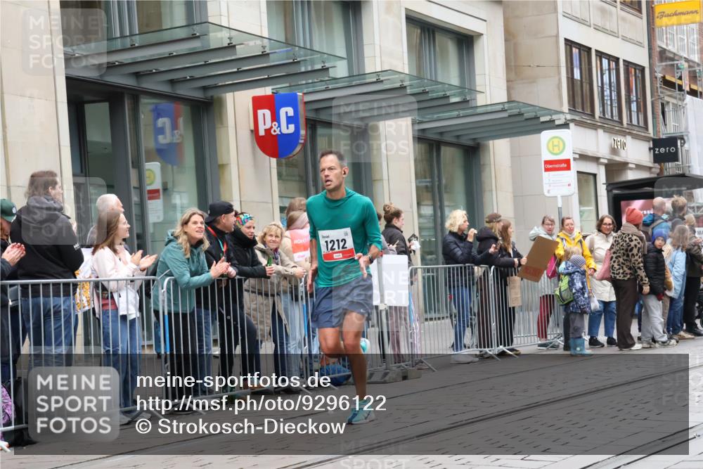 05.10.2025 - 20. swb-Marathon Bremen Strokosch-Dieckow http://msf.ph/oto/9296122 05.10.2025 12:57:05 Ziel 1212, 1801, 2683, 3153, 3817, 5028, 6566, 8211, 1212, 1801, 2683, 3153, 3817, 5028, 6566, 8211 meine-sportfotos.de