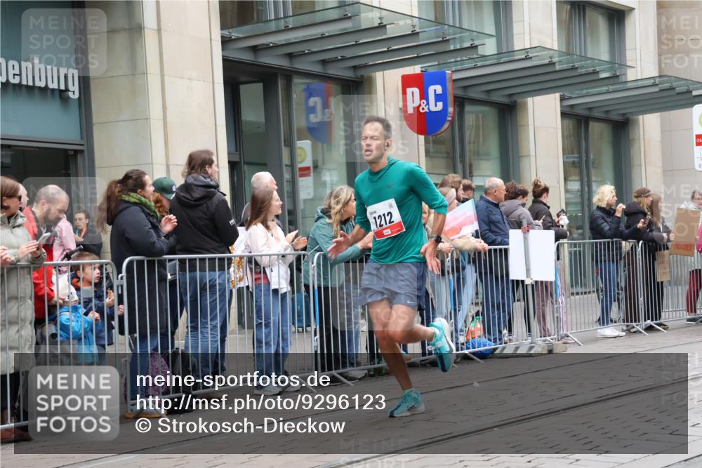 05.10.2025 - 20. swb-Marathon Bremen Strokosch-Dieckow http://msf.ph/oto/9296123 05.10.2025 12:57:05 Ziel 1212, 1801, 2683, 3153, 3817, 5028, 6566, 8211, 1212, 1801, 2683, 3153, 3817, 5028, 6566, 8211 meine-sportfotos.de