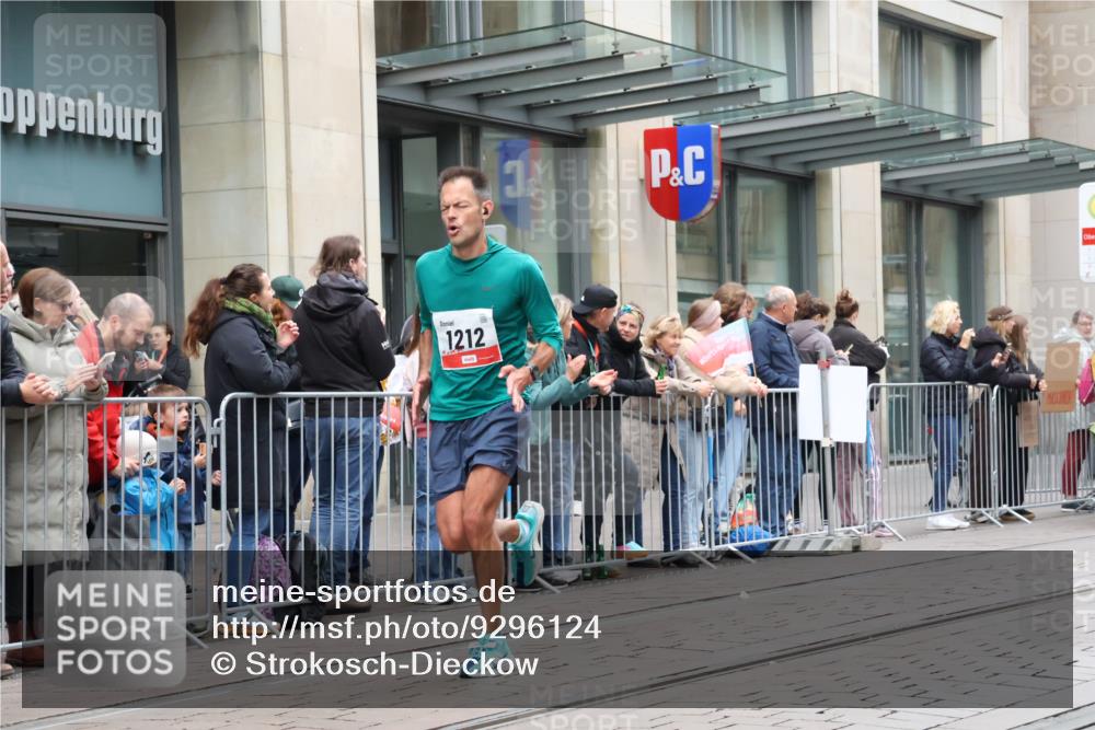 05.10.2025 - 20. swb-Marathon Bremen Strokosch-Dieckow http://msf.ph/oto/9296124 05.10.2025 12:57:05 Ziel 1212, 1801, 2683, 3153, 3817, 5028, 6566, 8211, 1212, 1801, 2683, 3153, 3817, 5028, 6566, 8211 meine-sportfotos.de