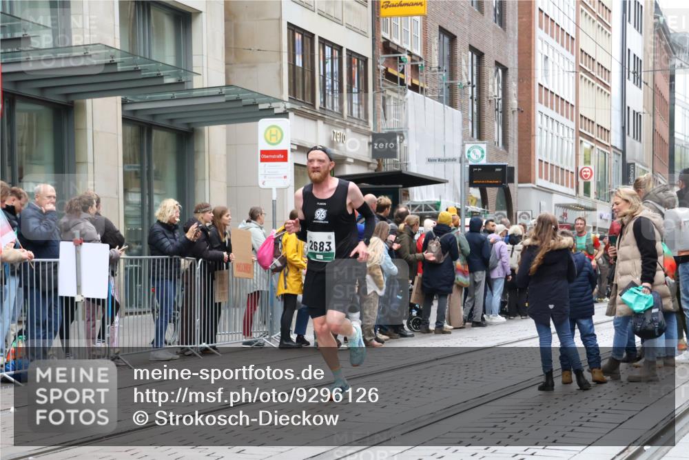 05.10.2025 - 20. swb-Marathon Bremen Strokosch-Dieckow http://msf.ph/oto/9296126 05.10.2025 12:57:10 Ziel 1212, 2683, 3153, 3817, 4635, 5028, 8211, 1212, 2683, 3153, 3817, 4635, 5028, 8211 meine-sportfotos.de
