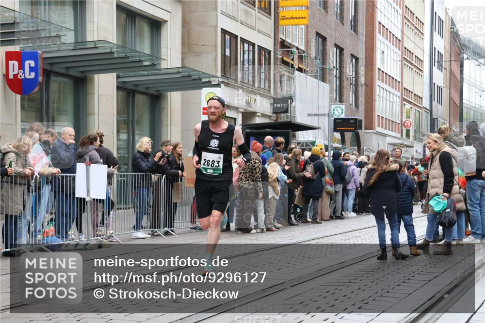 05.10.2025 - 20. swb-Marathon Bremen Strokosch-Dieckow http://msf.ph/oto/9296127 05.10.2025 12:57:10 Ziel 1212, 2683, 3153, 3817, 4635, 5028, 8211, 1212, 2683, 3153, 3817, 4635, 5028, 8211 meine-sportfotos.de