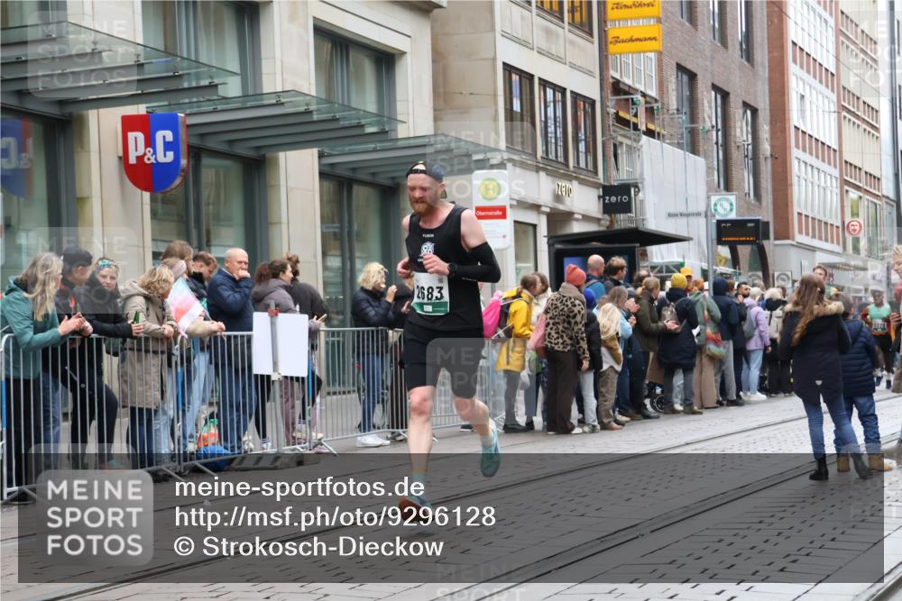 05.10.2025 - 20. swb-Marathon Bremen Strokosch-Dieckow http://msf.ph/oto/9296128 05.10.2025 12:57:10 Ziel 1212, 2683, 3153, 3817, 4635, 5028, 8211, 1212, 2683, 3153, 3817, 4635, 5028, 8211 meine-sportfotos.de