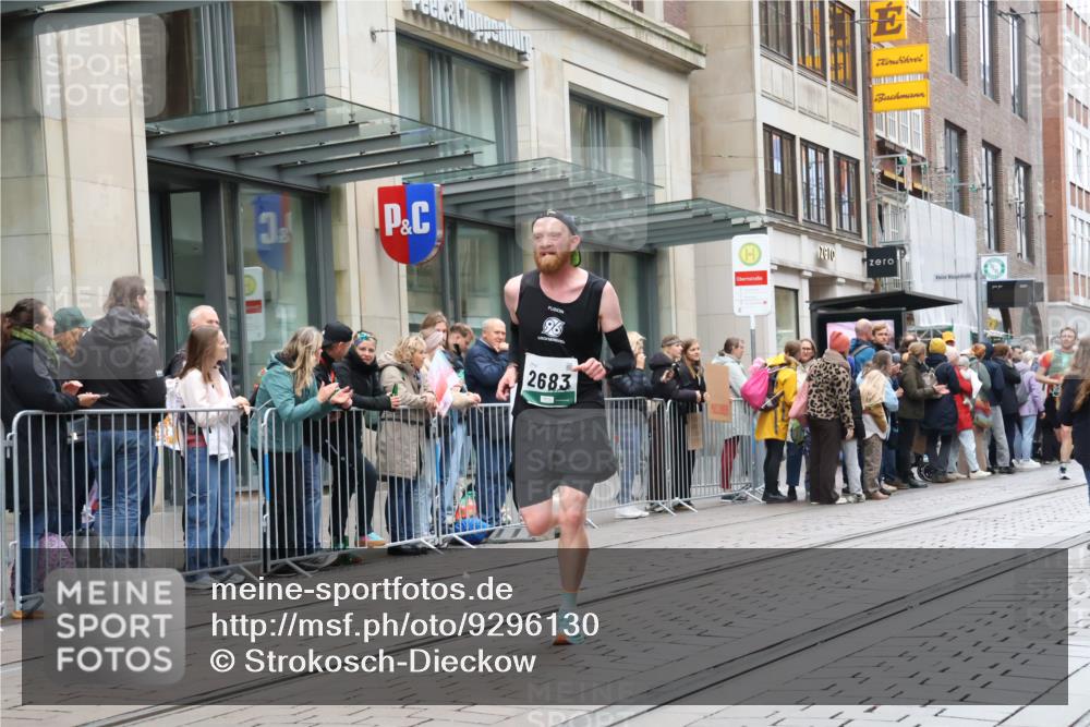 05.10.2025 - 20. swb-Marathon Bremen Strokosch-Dieckow http://msf.ph/oto/9296130 05.10.2025 12:57:11 Ziel 1212, 2683, 3153, 3817, 4635, 5028, 8211, 1212, 2683, 3153, 3817, 4635, 5028, 8211 meine-sportfotos.de