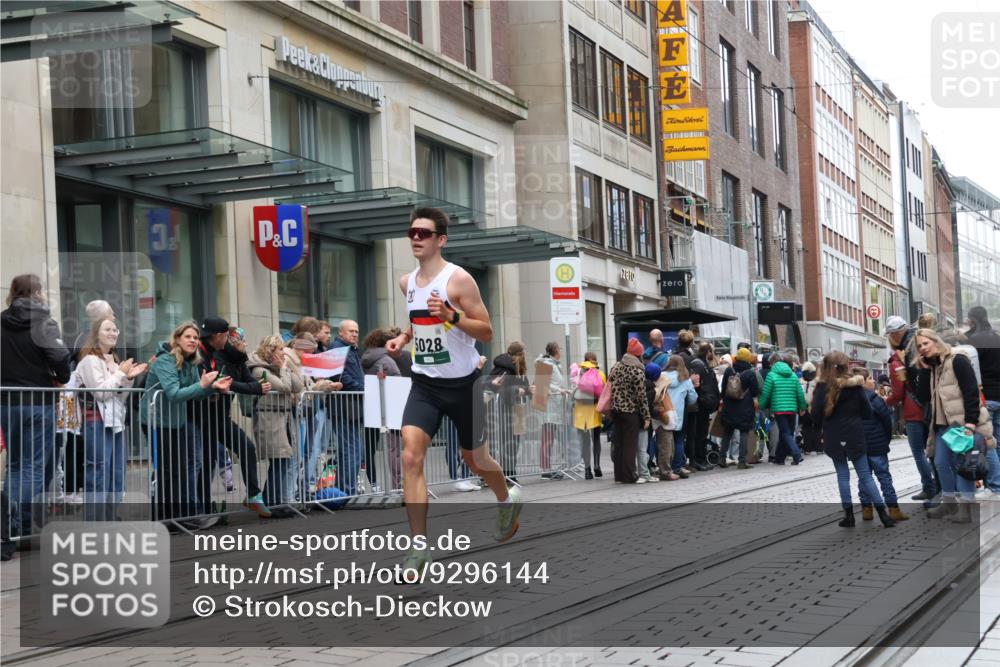 05.10.2025 - 20. swb-Marathon Bremen Strokosch-Dieckow http://msf.ph/oto/9296144 05.10.2025 12:57:18 Ziel 1088, 2168, 2909, 3153, 3817, 4635, 5028, 8211, 1088, 2168, 2909, 3153, 3817, 4635, 5028, 8211 meine-sportfotos.de