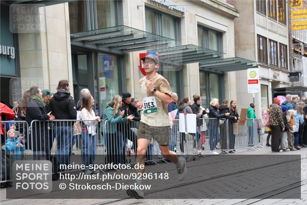 05.10.2025 - 20. swb-Marathon Bremen Strokosch-Dieckow http://msf.ph/oto/9296148 05.10.2025 12:57:25 Ziel 9, 1088, 2168, 2909, 3153, 4635, 6903, 9, 1088, 2168, 2909, 3153, 4635, 6903 meine-sportfotos.de