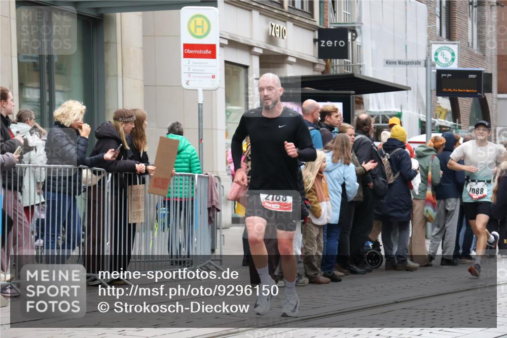 05.10.2025 - 20. swb-Marathon Bremen Strokosch-Dieckow http://msf.ph/oto/9296150 05.10.2025 12:57:27 Ziel 9, 1088, 2168, 2909, 3153, 4635, 6903, 9, 1088, 2168, 2909, 3153, 4635, 6903 meine-sportfotos.de