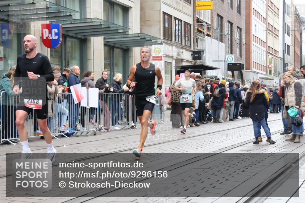 05.10.2025 - 20. swb-Marathon Bremen Strokosch-Dieckow http://msf.ph/oto/9296156 05.10.2025 12:57:29 Ziel 9, 1088, 2168, 2909, 3153, 4635, 6903, 9, 1088, 2168, 2909, 3153, 4635, 6903 meine-sportfotos.de