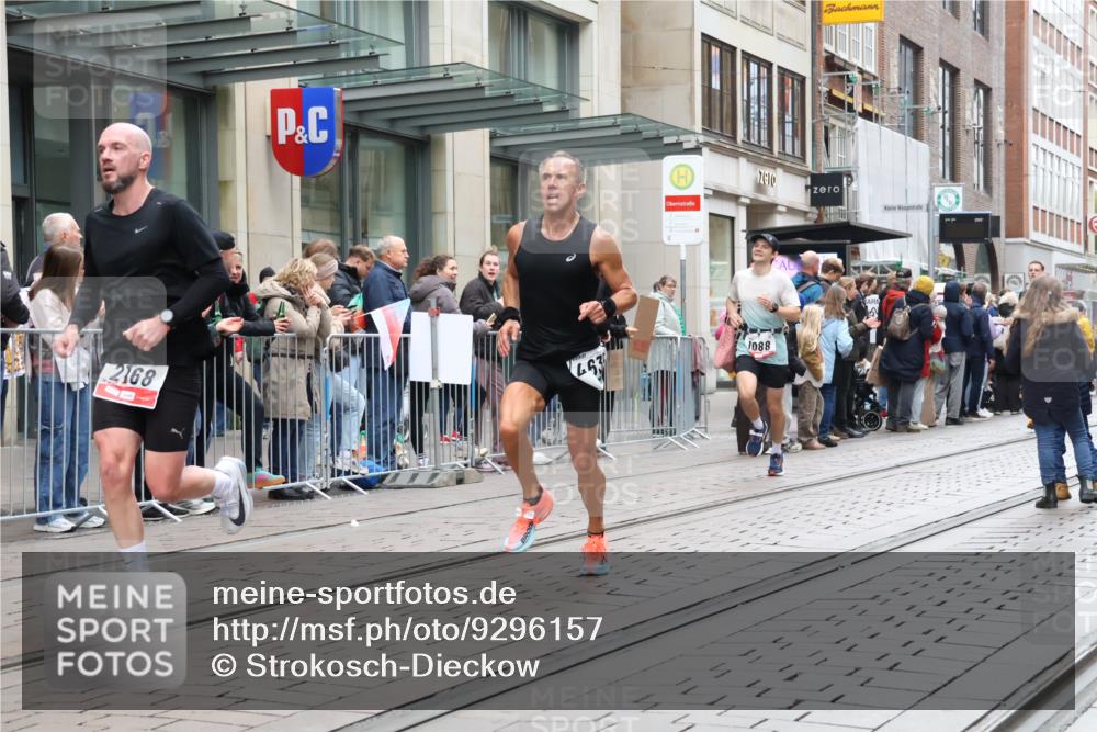 05.10.2025 - 20. swb-Marathon Bremen Strokosch-Dieckow http://msf.ph/oto/9296157 05.10.2025 12:57:29 Ziel 9, 1088, 2168, 2909, 3153, 4635, 6903, 9, 1088, 2168, 2909, 3153, 4635, 6903 meine-sportfotos.de