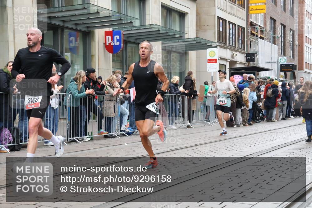 05.10.2025 - 20. swb-Marathon Bremen Strokosch-Dieckow http://msf.ph/oto/9296158 05.10.2025 12:57:29 Ziel 9, 1088, 2168, 2909, 3153, 4635, 6903, 9, 1088, 2168, 2909, 3153, 4635, 6903 meine-sportfotos.de