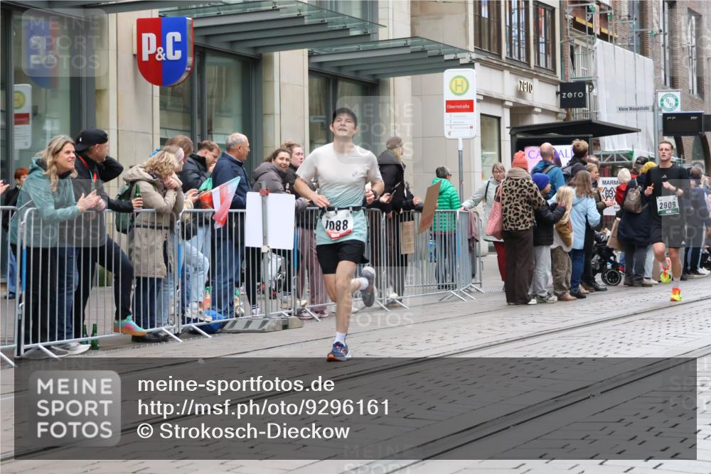 05.10.2025 - 20. swb-Marathon Bremen Strokosch-Dieckow http://msf.ph/oto/9296161 05.10.2025 12:57:30 Ziel 9, 1088, 2168, 2909, 4635, 6903, 9, 1088, 2168, 2909, 4635, 6903 meine-sportfotos.de
