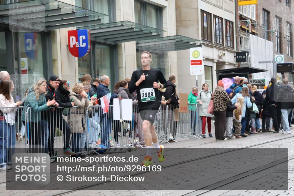 05.10.2025 - 20. swb-Marathon Bremen Strokosch-Dieckow http://msf.ph/oto/9296169 05.10.2025 12:57:33 Ziel 9, 1088, 2168, 2909, 6903, 9, 1088, 2168, 2909, 6903 meine-sportfotos.de