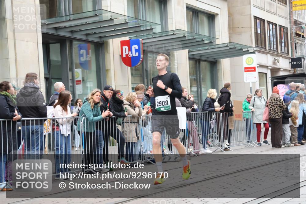 05.10.2025 - 20. swb-Marathon Bremen Strokosch-Dieckow http://msf.ph/oto/9296170 05.10.2025 12:57:33 Ziel 9, 1088, 2168, 2909, 6903, 9, 1088, 2168, 2909, 6903 meine-sportfotos.de