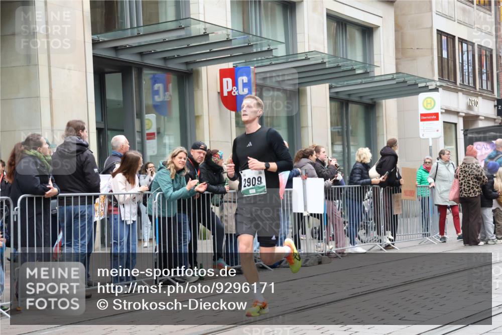 05.10.2025 - 20. swb-Marathon Bremen Strokosch-Dieckow http://msf.ph/oto/9296171 05.10.2025 12:57:33 Ziel 9, 1088, 2168, 2909, 6903, 9, 1088, 2168, 2909, 6903 meine-sportfotos.de