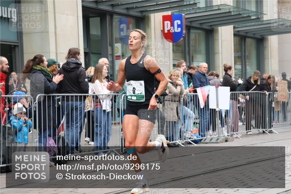 05.10.2025 - 20. swb-Marathon Bremen Strokosch-Dieckow http://msf.ph/oto/9296175 05.10.2025 12:57:40 Ziel 9, 1352, 2909, 3294, 5231, 6903, 9, 1352, 2909, 3294, 5231, 6903 meine-sportfotos.de