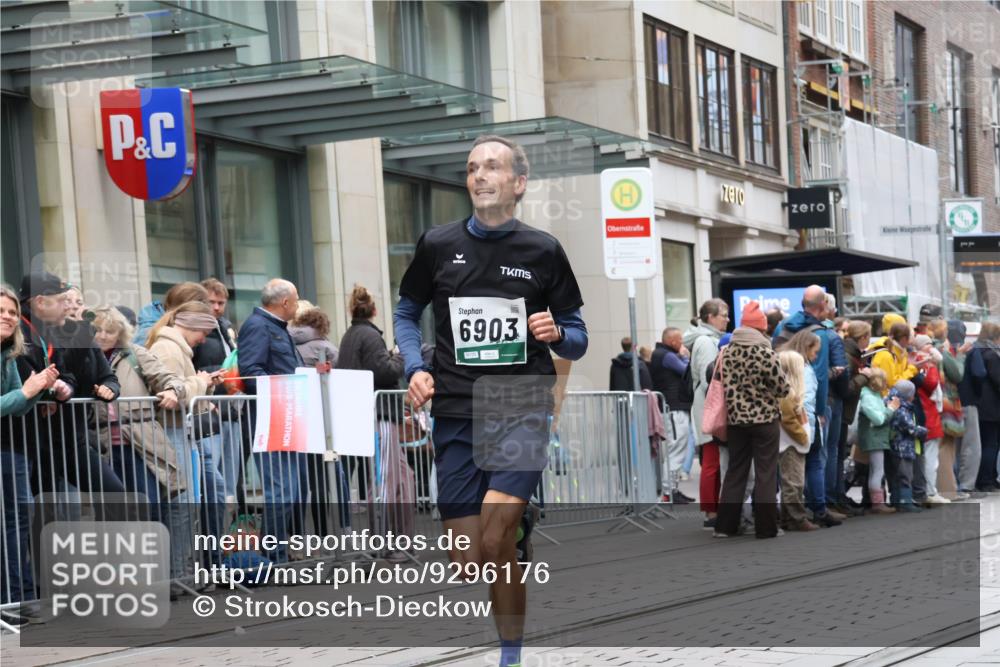 05.10.2025 - 20. swb-Marathon Bremen Strokosch-Dieckow http://msf.ph/oto/9296176 05.10.2025 12:57:47 Ziel 383, 1329, 1352, 1520, 3294, 5231, 6903, 383, 1329, 1352, 1520, 3294, 5231, 6903 meine-sportfotos.de